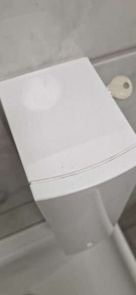 Datei:WC - Staub auf dem Seifenspender.jpg